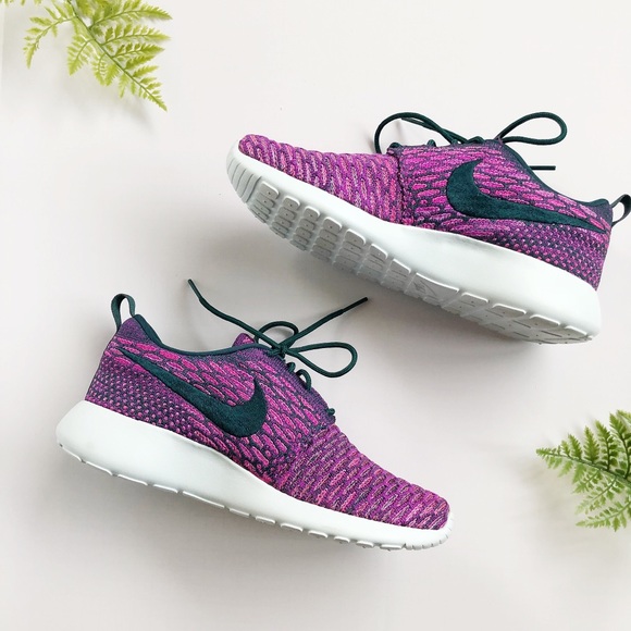 Nike Shoes - Nike Roshe Flyknit Sneakers